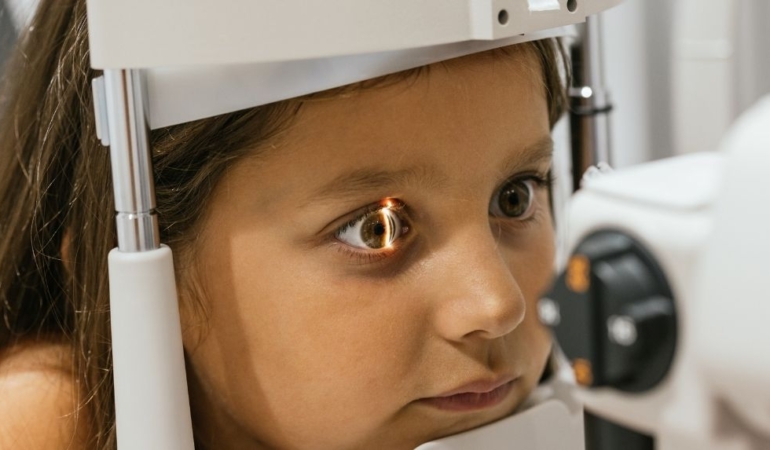 8 yaşındaki çocuk kör oldu, nedeni şaşırttı: Meğer her gün bu besinleri yiyormuş