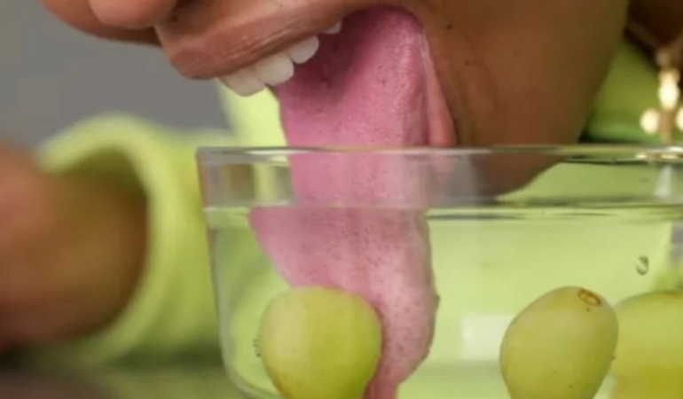 Dünyanın en uzun dilli kadınını gören şaşıp kalıyor