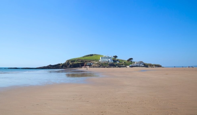 Ünlü yıldızların gözdesi İngiltere’deki ada 33 milyon dolara satışa çıktı