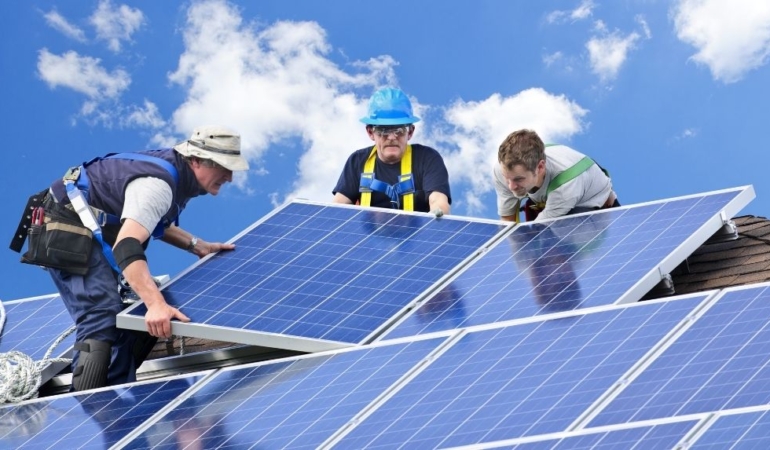 İngiltere’ de güneş paneli zorunluluğu masada