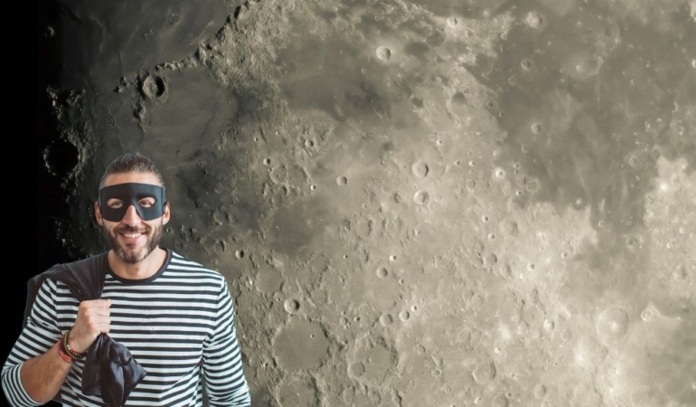 Sevgilisine Ay’ı hediye etmek için NASA’nın gizli odasına girdi