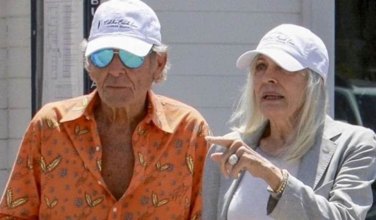 Ünlü isim karısının 45 yıllık arkadaşıyla sevgili oldu