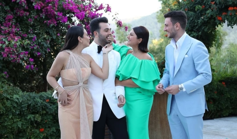 Sibel Can’ın küçük oğlu İngiletere’deki Westminster Üniversitesi’nden mezun oldu.