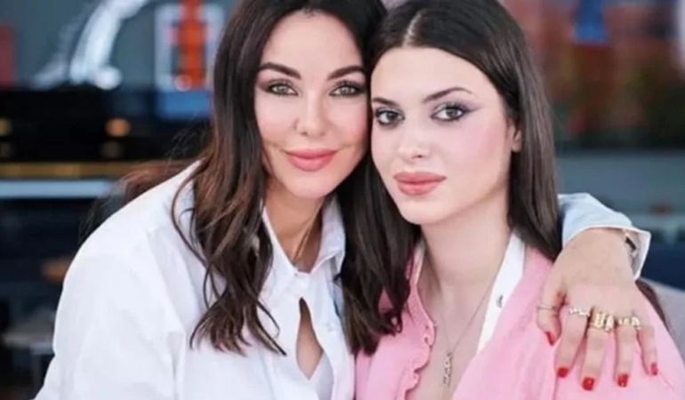 Kendisine gelen +18 mesajları canlı yayında gösterdi