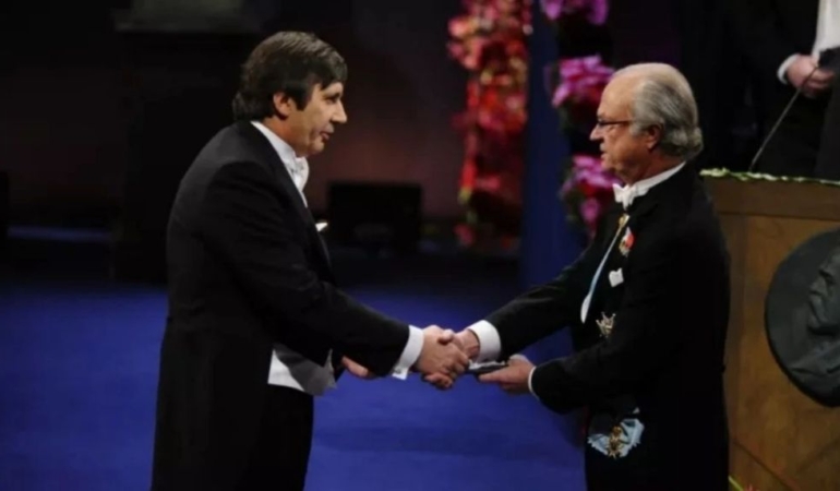 Nobel ödüllü fizikçi, şövalyelik yolunda vatandaşlığından oldu