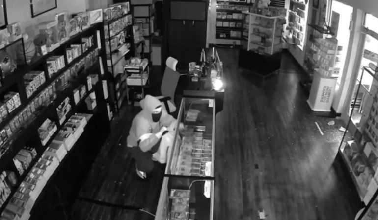 111 bin dolarlık Pokemon kartı çaldı