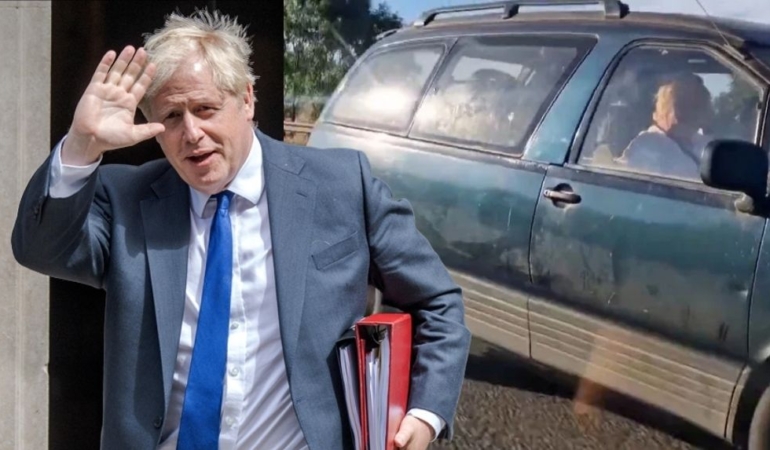 Eski İngiltere Başbakanı Boris Johnson 95 model arabayla geziyor