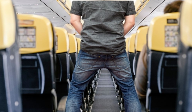 Uçakta skandal: İngiliz yolcunun koridora idarını yapması acil inişe neden oldu