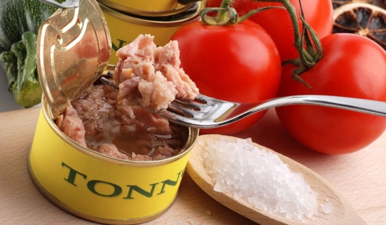 Günde 3 öğün ton balığı yiyen kadın hastanelik oldu!