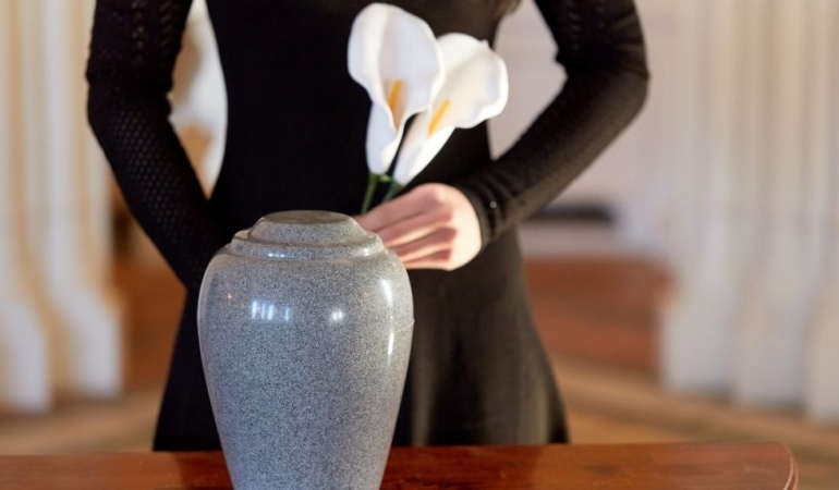 Ölüleri suda eriterek ailelerine kargoluyorlar: 4.500 dolara ‘yeşil cenaze’